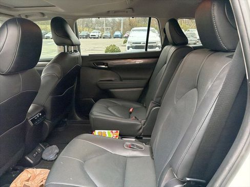 Used 2021 Toyota Highlander Limited image 9