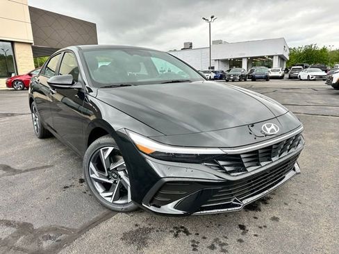 New 2025 Hyundai Elantra SEL FWD image 3