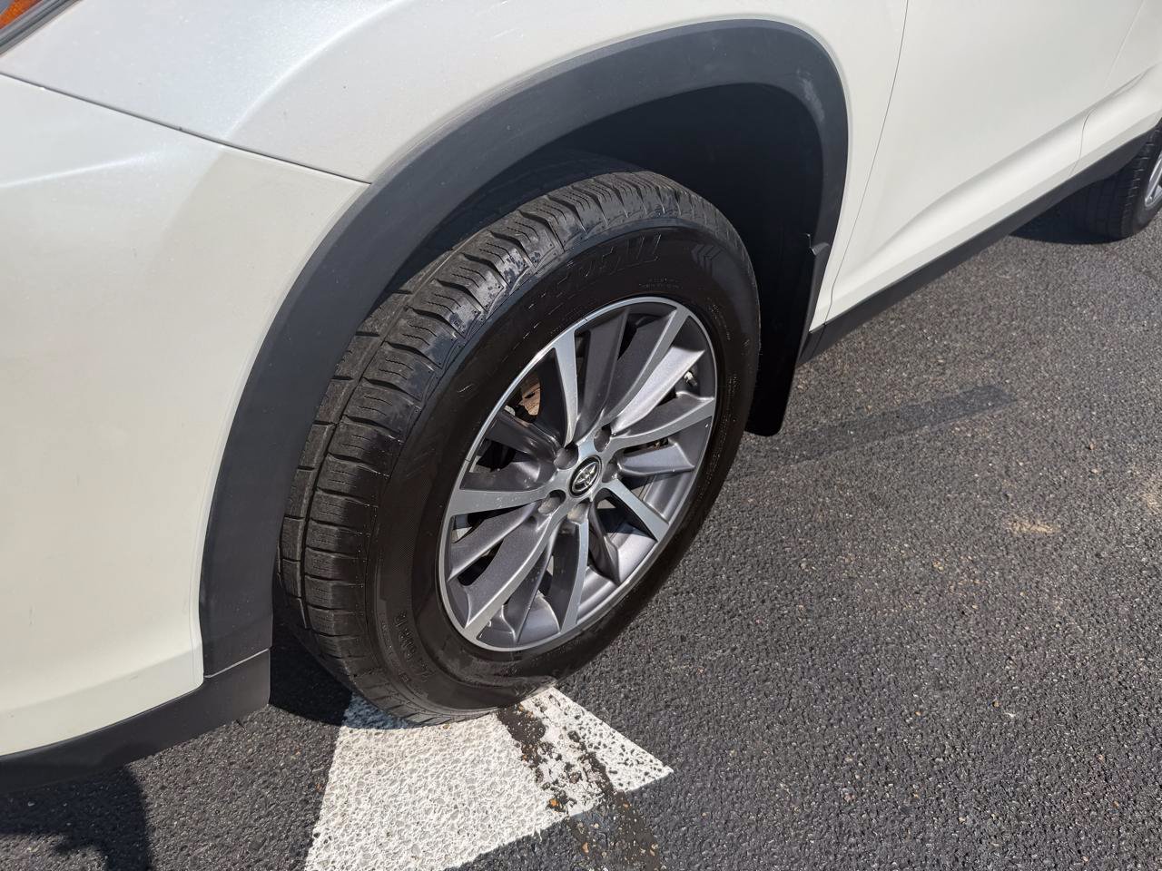 Used 2019 Toyota Highlander XLE FWD image 29
