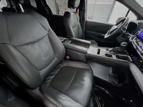 Used 2025 Toyota Sienna Platinum AWD/4WD image 31