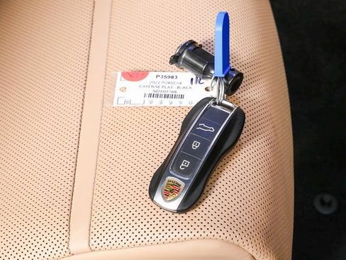 Certified 2022 Porsche Cayenne Platinum Edition image 41