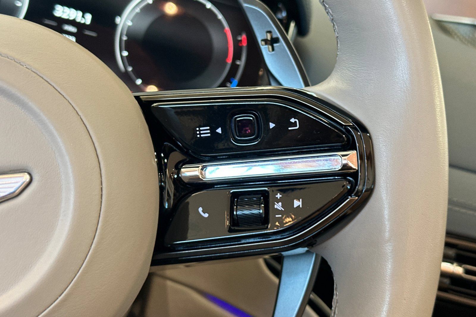 Used 2024 Aston Martin DB12 Convertible RWD image 24