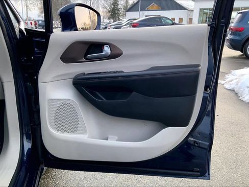 Used 2017 Chrysler Pacifica Touring-L Plus image 21