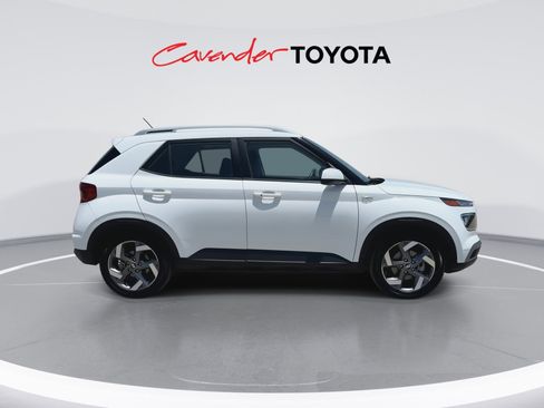 Used 2025 Hyundai Venue SEL FWD image 9