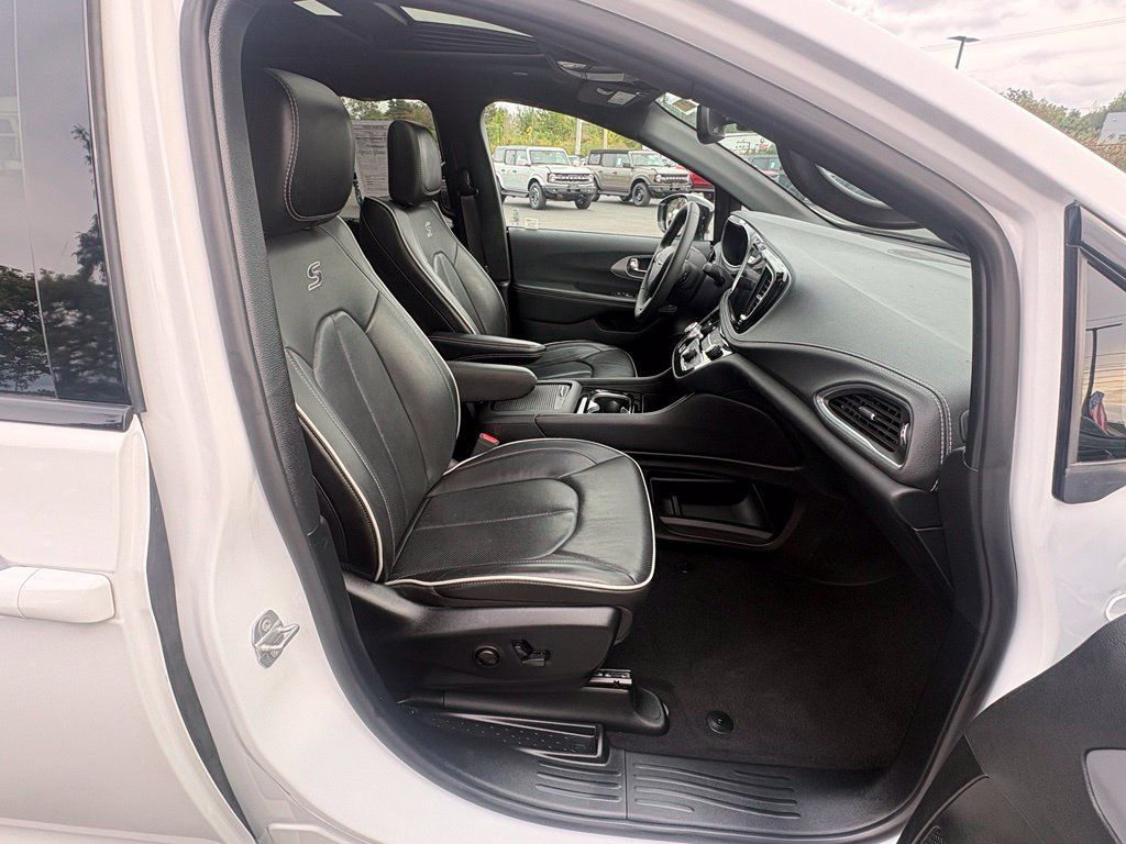 Used 2025 Chrysler Pacifica Limited FWD image 38