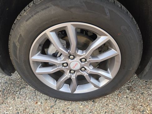 Used 2024 GMC Terrain SLT image 3