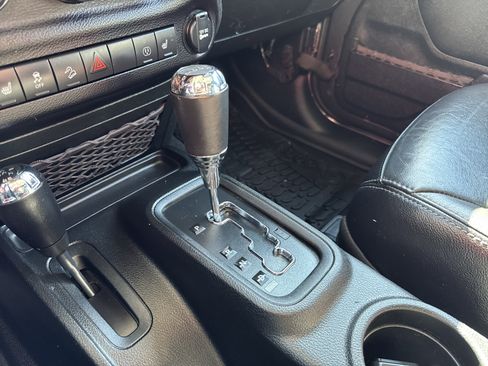 Used 2017 Jeep Wrangler Sahara image 19