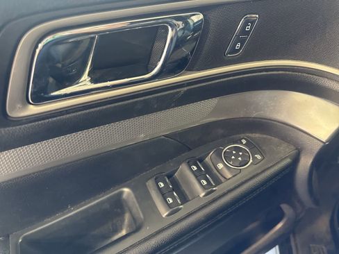 Used 2017 Ford Explorer XLT w/ Equipment Group 201A FWD image 16