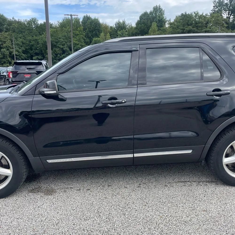 Used 2017 Ford Explorer XLT w/ Equipment Group 202A AWD/4WD image 4