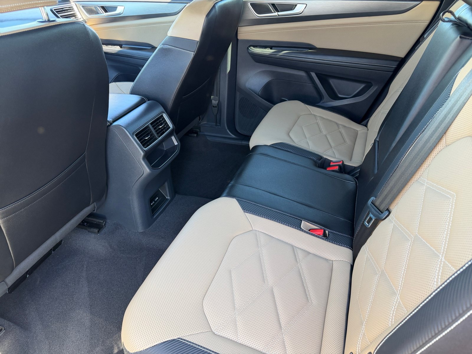 Certified 2024 Volkswagen Atlas Cross Sport SE FWD image 17
