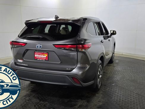 Used 2021 Toyota Highlander XLE image 9