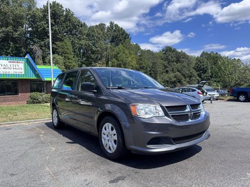Used 2015 Dodge Grand Caravan American Value Package w/ UConnect Hands-Free Group FWD image 3