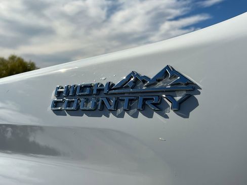 Used 2024 Chevrolet Silverado 2500 High Country w/ High Country Premium Package image 9