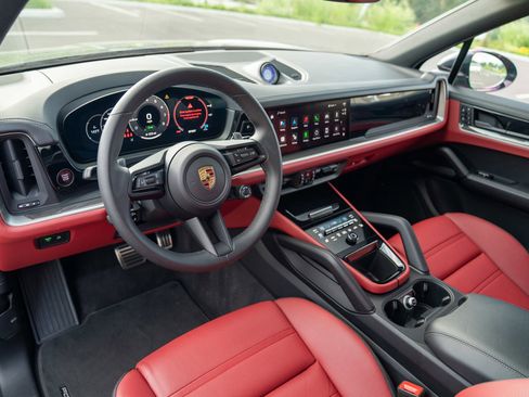 Certified 2025 Porsche Cayenne E-Hybrid AWD/4WD image 4