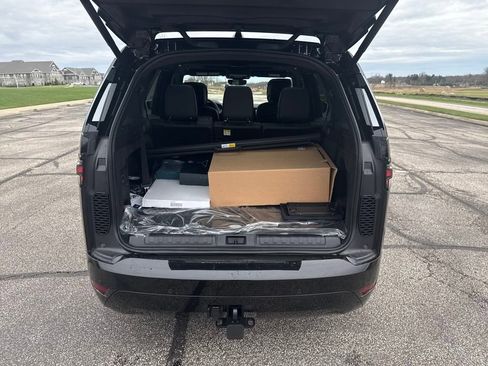 Used 2025 Land Rover Discovery Dynamic SE image 16