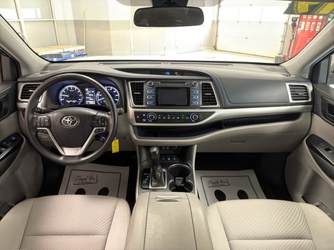 Used 2019 Toyota Highlander LE AWD/4WD image 18