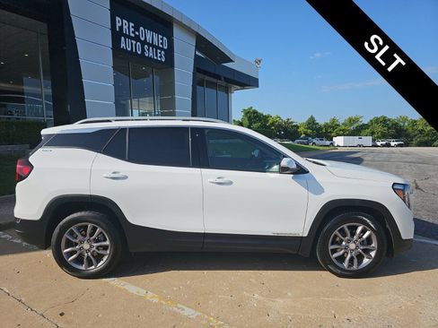 Used 2024 GMC Terrain SLT AWD/4WD image 2