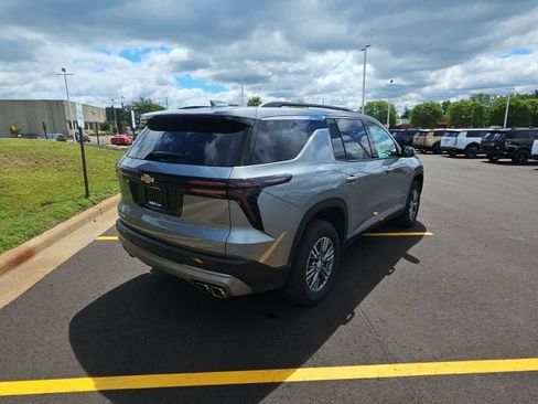 Used 2025 Chevrolet Traverse LT FWD image 8