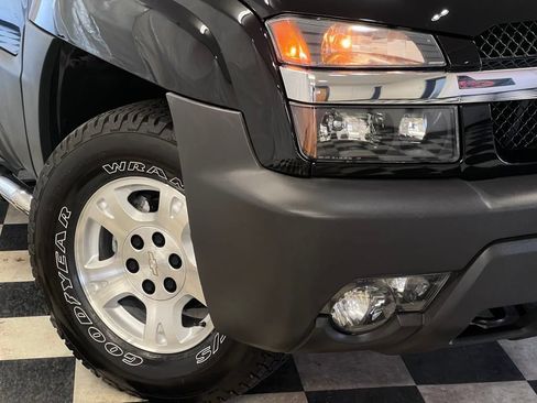 Used 2004 Chevrolet Avalanche Z71 w/ Sun And Sound Package AWD/4WD image 5