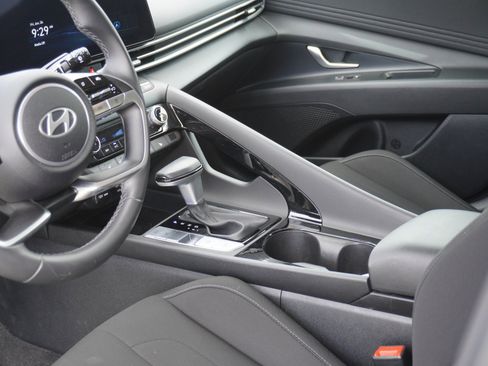 Used 2024 Hyundai Elantra SEL w/ Convenience Package FWD image 19