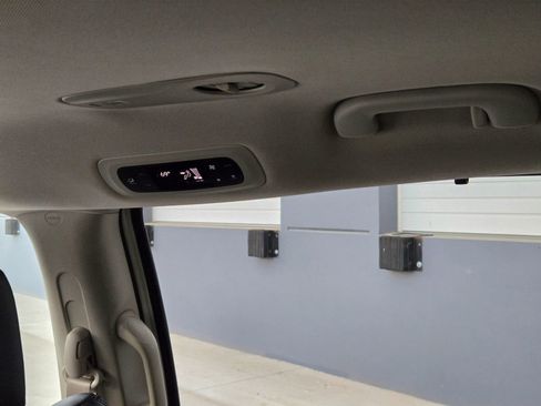 Used 2018 Chrysler Pacifica Touring-L image 36