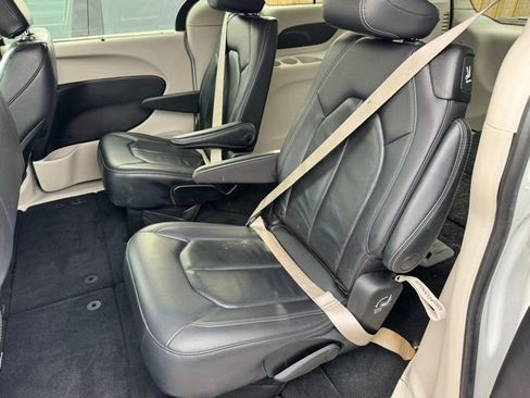 Used 2022 Chrysler Pacifica Touring-L image 6