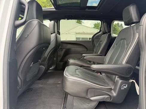 Used 2025 Chrysler Pacifica Limited FWD image 33