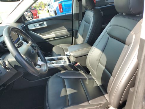 Used 2023 Ford Explorer XLT w/ Equipment Group 202A AWD/4WD image 18