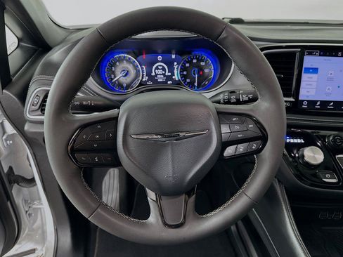 Used 2025 Chrysler Pacifica Limited FWD image 19