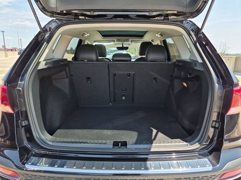 Used 2022 Volkswagen Taos SE w/ Panoramic Sunroof Package FWD image 22