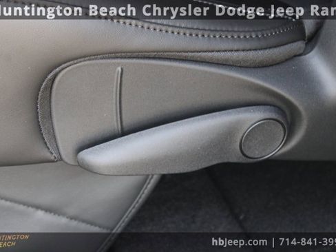 Used 2026 Chrysler Pacifica Select image 39
