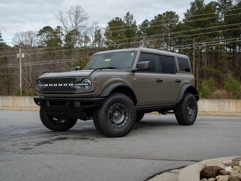 New 2025 Ford Bronco Badlands w/ Sasquatch Package image 2