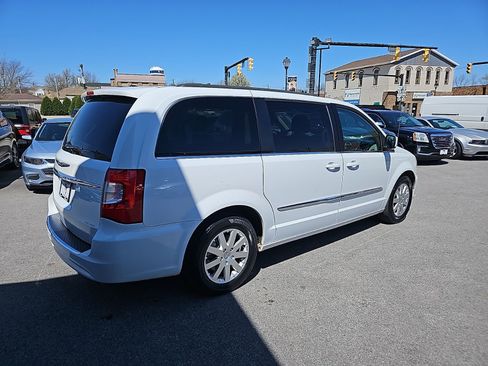 Used 2016 Chrysler Town & Country Touring image 7