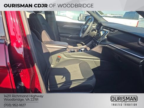 Used 2024 Jeep Grand Cherokee Laredo w/ Luxury Tech Group I AWD/4WD image 1