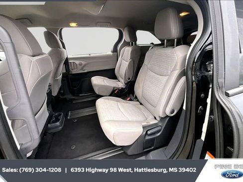 Used 2024 Toyota Sienna LE image 19