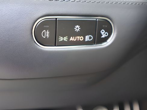 Used 2025 Bentley Bentayga Extended Wheelbase AWD/4WD image 25