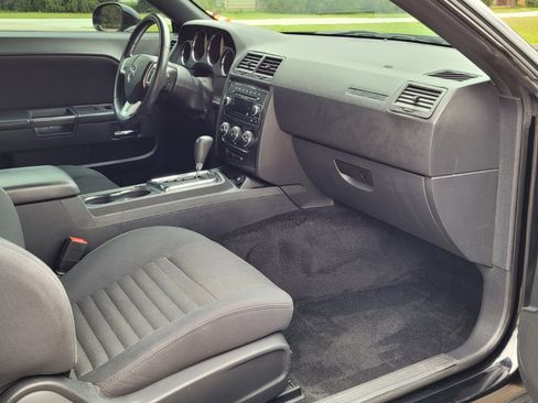 Used 2014 Dodge Challenger SXT image 15