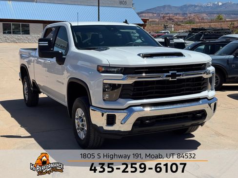 Used 2024 Chevrolet Silverado 2500 LT AWD/4WD image 3