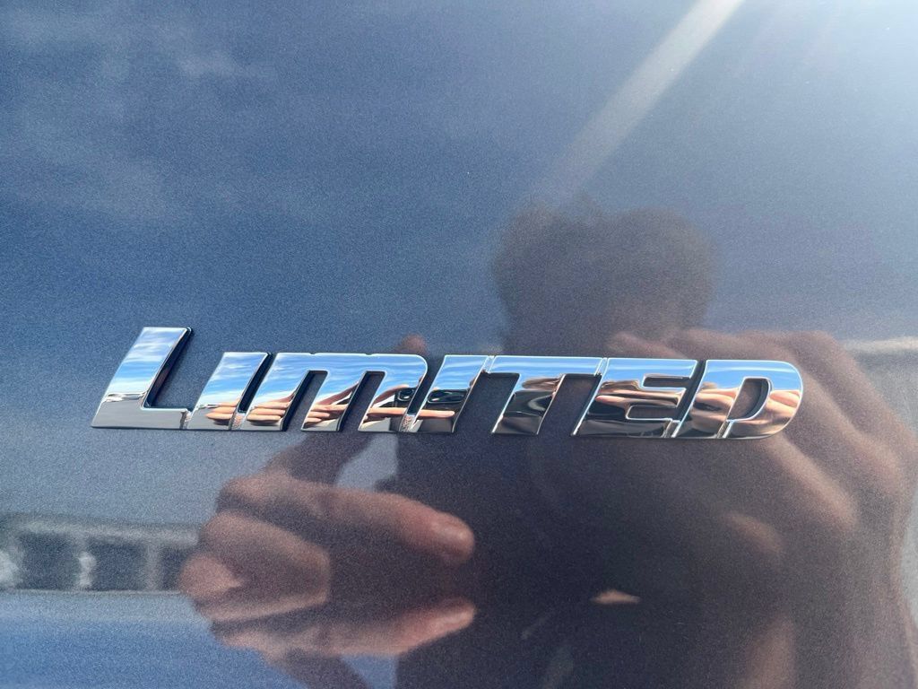 Used 2018 Toyota Tundra Limited w/ Limited Premium Package AWD/4WD image 19
