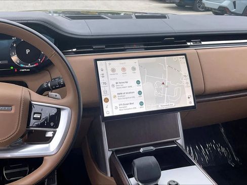 Used 2025 Land Rover Range Rover SE image 6