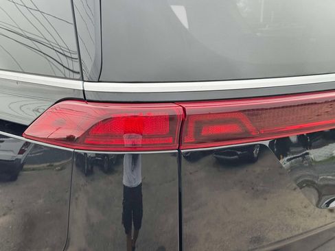 Used 2024 Kia Carnival EX FWD image 9