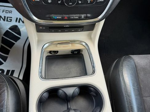 Used 2015 Chrysler Town & Country Limited FWD image 17