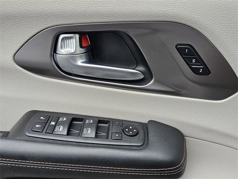 Used 2020 Chrysler Pacifica Touring-L Plus w/ Advanced Safetytec Group image 31