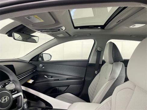 New 2025 Hyundai Elantra Limited image 15