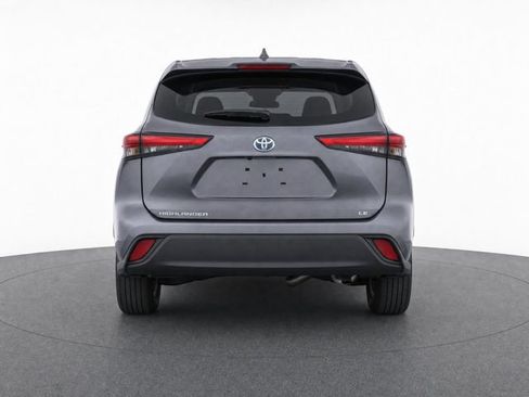 Used 2023 Toyota Highlander LE FWD image 6