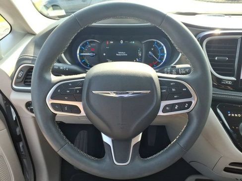 Used 2022 Chrysler Pacifica Touring-L FWD image 20