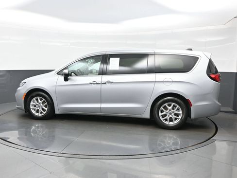 Used 2023 Chrysler Pacifica Touring-L FWD image 4