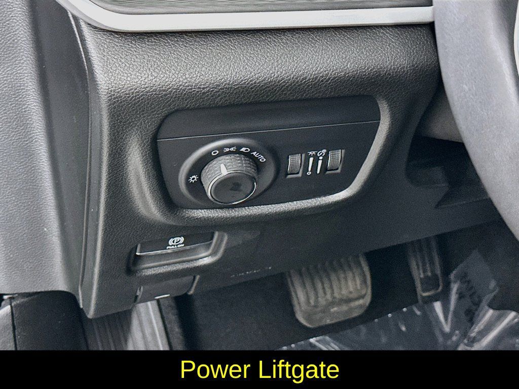 Used 2023 Jeep Grand Cherokee Laredo w/ Luxury Tech Group I AWD/4WD image 15