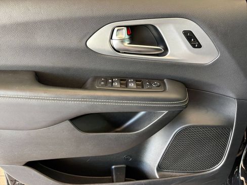 Used 2025 Chrysler Pacifica Limited FWD image 19