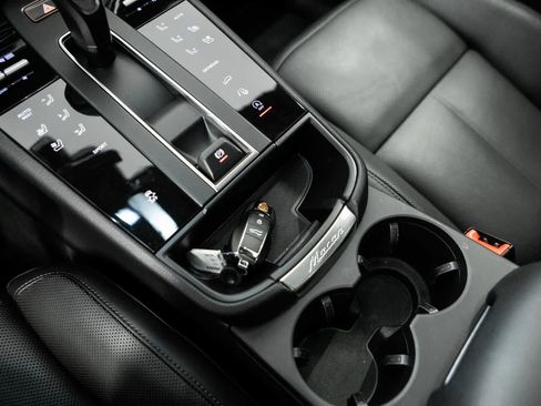 Certified 2025 Porsche Macan AWD/4WD image 25